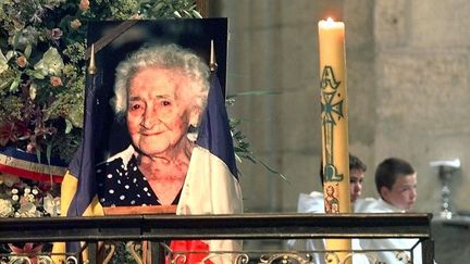 Une photo de Jeanne Calment affichée lors de ses obsèques le 7 août 1997 à Arles (Bouches-du-Rhône).&nbsp; (GEORGES GOBET / AFP)