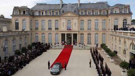 Le palais présidentiel de l'Elysée pendant la cérémonie de passation de pouvoirs et avant l'investiture officielle d'Emmanuel Macron, le 14 mai 2017. (PATRICK KOVARIK / AFP)