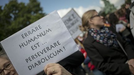 Une manifestante tient une pancarte en latin lors de la manifestation contre la r&eacute;forme du coll&egrave;ge, mardi 19 mai &agrave; Paris. (MAXPPP)