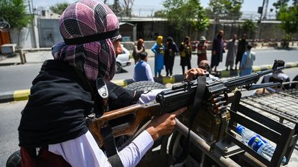 Un taliban armé à bord d'un véhicule lors d'une patrouille à Kaboul (Afghanistan), le 16 août 2021. (WAKIL KOHSAR / AFP)