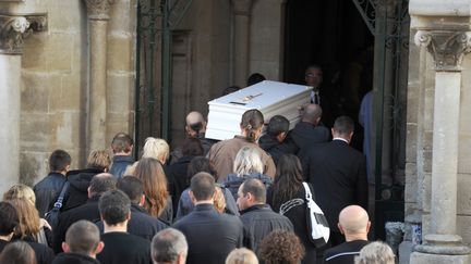 Des proches transportent le cercueil de la petite Oc&eacute;ane, 8 ans, dans l'&eacute;glise de Bellegarde (Gard) pour ses obs&egrave;ques, le 10 novembre 2011. (PASCAL GUYOT / AFP)