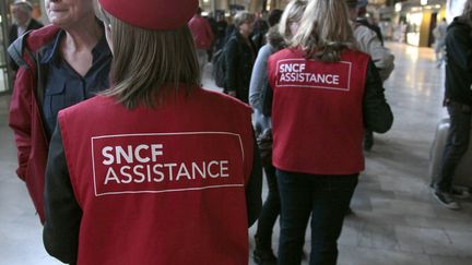 Des agents de la SNCF orientent les voyageurs gare de Lyon &agrave; Paris, le 7 octobre 2011. (JACQUES DEMARTHON / AFP)