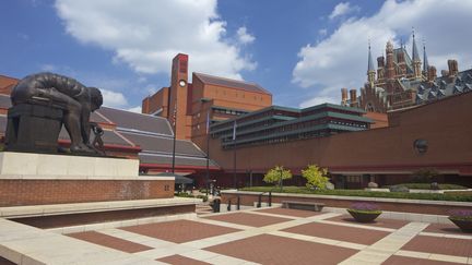 La British Library a lanc&eacute; un appel aux internautes, le 3 ao&ucirc;t 2015, pour d&eacute;chiffrer un message grav&eacute; sur une &eacute;p&eacute;e. (PETER BARRITT / ROBERT HARDING PREMIUM / AFP)