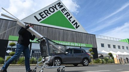 Un client passe devant le Leroy Merlin de Langueux (Côtes-d'Armor), le 13 mai 2020. Photo d'illustration. (NICOLAS CREACH / MAXPPP)