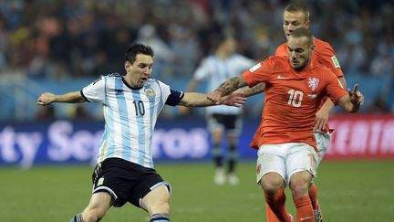 Lionel Messi au duel avec Wesley Sneijder, le 9 juillet 2014 à Sao Paulo. (JUAN MABROMATA / AFP)