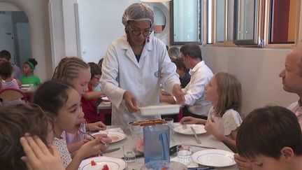 Moins de viande et moins de poisson dans l'assiette :&nbsp;dans certaines écoles grenobloises, le menu de la cantine devient végétarien.&nbsp;En effet, la viande et le poisson sont désormais en option.&nbsp;Une mesure écologique selon la mairie, mais ces menus végétariens ne font pas toujours la joie des écoliers. (FRANCE 2)