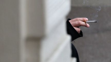 Un fumeur à San Francisco, le 31 mai 2011 (AFP)