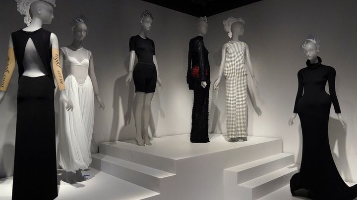 Le Metropolitan Museum de New York consacre sa nouvelle exposition sur la mode aux créatrices féminines, décembre 2023 (TIMOTHY A. CLARY / AFP)