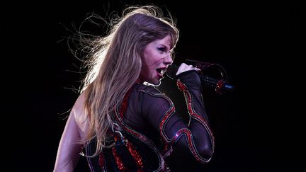 La chanteuse américaine Taylor Swift sur scène à Buenos Aires (Argentine), au premier de ses trois concerts dans le cadre du "Eras Tour", jeudi 9 novembre 2023. (MARCELO ENDELLI / TAS23 / GETTY IMAGES SOUTH AMERICA)