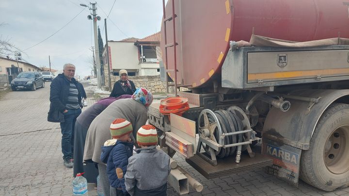 Sept camions citerne, remplis d'eau parcourent la ville de Golbasi touchée par les séismes en Turquie, le 21 février 2023. (JULIE PIETRI / RADIO FRANCE)