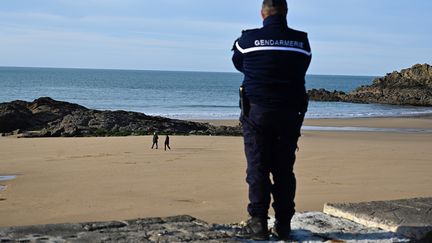 Un gendarme patrouille sur la plage de la ville de Saint-Lunaire&nbsp;(Ille-et-Vilaine), le 17 mars 2020. (DAMIEN MEYER / AFP)