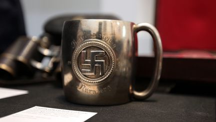 Un objet nazi, saisi en Argentine en octobre 2019, récupéré par la suite par le musée de l'Holocauste. (CLAUDIO SANTISTEBAN / MAXPPP)