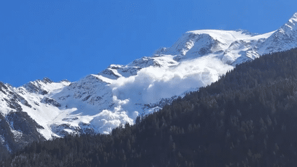 Une très grosse avalanche dans les Dômes de Miage (Haute-Savoie) a fait six morts, le 9 avril 2023. (CAPTURE D'ECRAN)