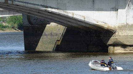 Lors des recherches de l'adolescent disparu, sur la Loire, au d&eacute;but de la semaine. (FRANCK DUBRAY / OUEST FRANCE / MAXPPP)