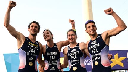 Ils sont les rois en Europe.&nbsp;Dorian Coninx,&nbsp;Cassandre Beaugrand, Emma Lombardi et Léo Bergère ont décroché l'or en relais mixte de triathlon, le&nbsp;14 août 2022 à Munich, lors des Championnats européens. (ANDREJ ISAKOVIC / AFP)