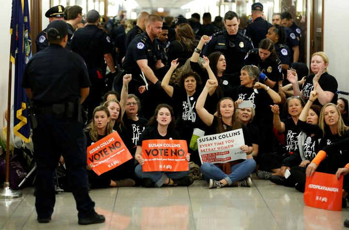 Des femmes manifestent&nbsp;au Sénat contre la nomination à la Cour suprême de Brett Kavanaugh, le 24 septembre 2018 à Washington (Etats-Unis). (JOSHUA ROBERTS / REUTERS)