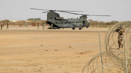 Un hélicoptère Chinook de la Royal Air Force britannique sur la base de la mission française Barkhane, dans la région de Menaka au Mali, le 21 mars 2019. (Daphné BENOIT / AFP)