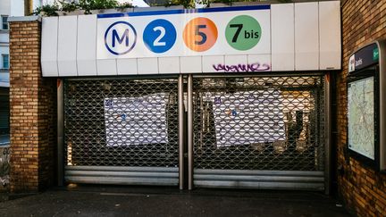 Contrairement aux autres années, le&nbsp;métro parisien ne circulera pas toute la nuit.&nbsp;Les lignes automatiques 1 et 14&nbsp;ne&nbsp;circuleront que jusqu'à 1h45. (MATHIEU MENARD / HANS LUCAS / AFP)