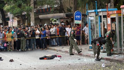 Le site d'une des explosions ayant frapp&eacute; Bangkok&nbsp;(Tha&iuml;lande), le 14 f&eacute;vrier 2012. (NICOLAS ASFOURI / AFP)