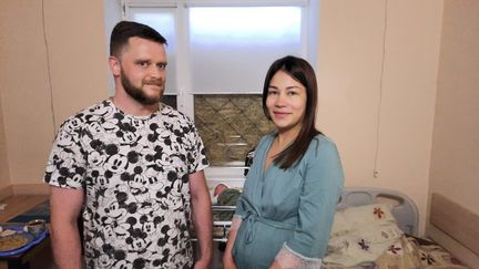 Anastasia, 33 ans, vient de donner naissance à un petit garçon, Andriy, à Zaporijia en Ukraine, juillet 2023. (GILLES GALLINARO / RADIO FRANCE)