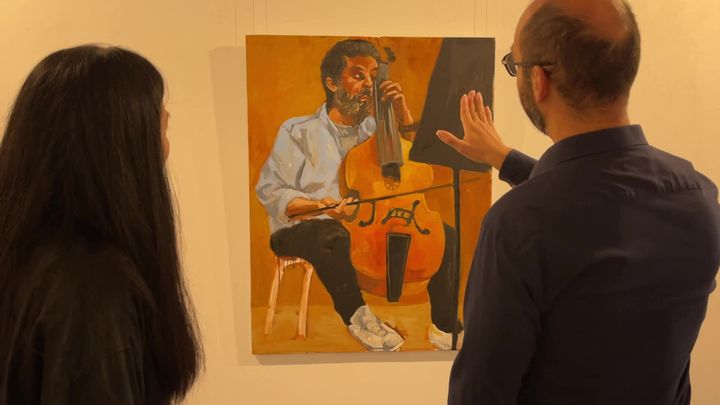 Nicolas Sarre, l'iniateur de cette expo et adminstrateur de l'Ensemble Béatus, avec l'artiste peintre Shu Rui au CAUE à Limoges. (A. Abalo / France Télévisions)