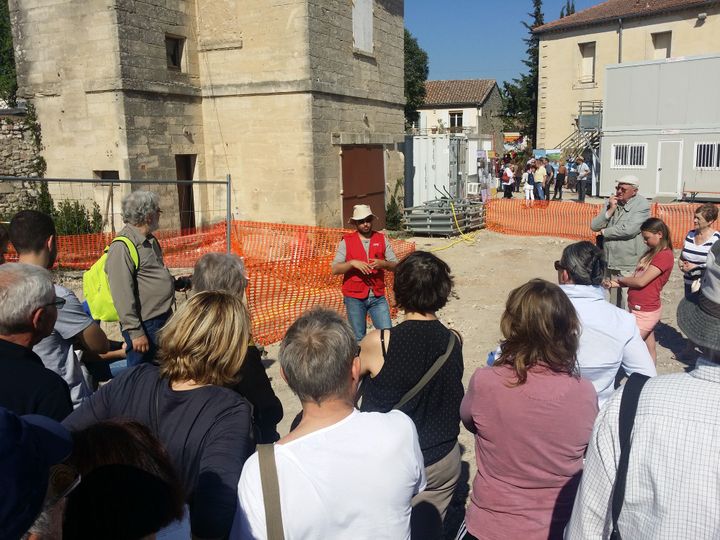 Ghislain Vincent, archéologue de l'INRAP, accueille le public sur le site d'Uzès
 (Ph. H.)