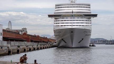 Le&nbsp;navire de croisière MSC Preziosa ancré dans le port de Rio de Janeiro, au Brésil, le 5 janvier 2022. (MAURO PIMENTEL / AFP)