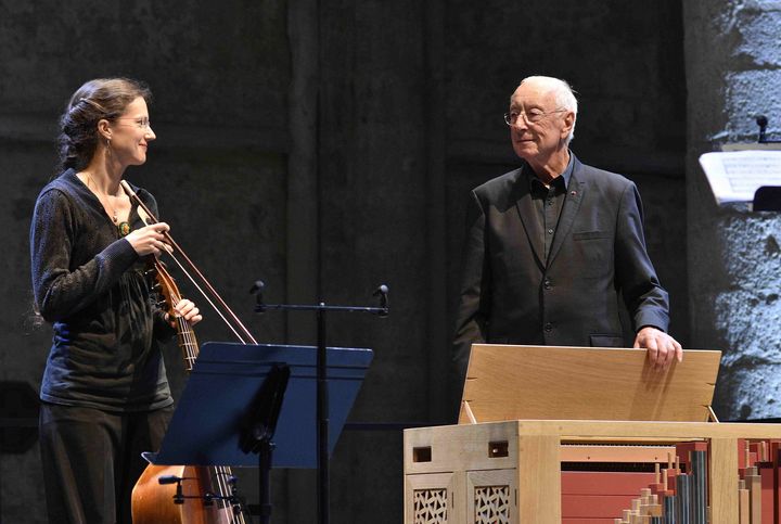 Ambronay 2020 : la violiste Myriam Rignol de l'ensemble Les Arts Floissants reçoit les applaudissements avec le chef William Christie le 26 septembre 2020. (BERTRAND PICHENE)