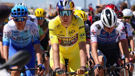 Wout Van Aert porte le maillot jaune au départ de la 4e étape du Tour de France, le mardi 5 juillet.&nbsp; (THOMAS SAMSON / AFP)