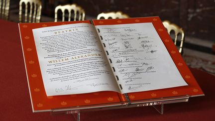 L'acte d'abdication de la reine Beatrix, sign&eacute; le 30 avril 2013, au palais royal, &agrave; Amsterdam. ( MAXPPP)