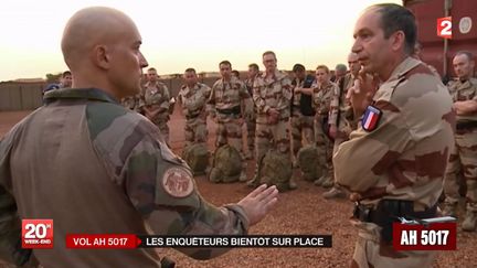 Les enqu&ecirc;teurs fran&ccedil;ais qui doivent travailler sur le crash du vol d'Air Alg&eacute;rie, &agrave; Gao (Mali), le 26 juillet 2014. ( FRANCE 2 / FRANCETV INFO)