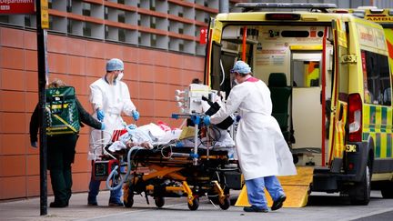 Des soignants prennent en charge un patient atteint du Covid-19 devant les urgences du Royal London Hospital, à Londres (Royaume-Uni), le 19 janvier 2021.&nbsp; (DAVID CLIFF / NURPHOTO / AFP)