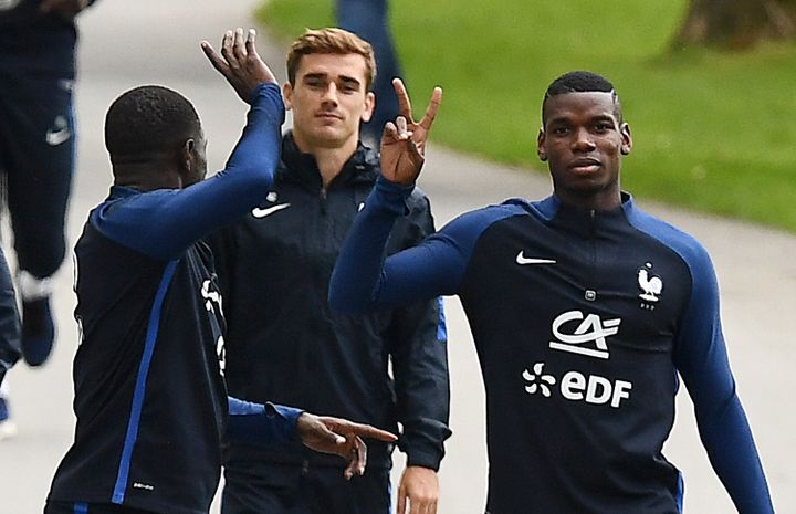 Antoine Griezmann et Paul Pogba arrivent à l'entraînement au centre de Clairefontaine (Yvelines), le 17 juin 2016. (FRANCK FIFE / AFP)