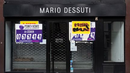 Un magasin fermé à Paris,&nbsp;le 26 mars 2021. (RICCARDO MILANI / HANS LUCAS / AFP)