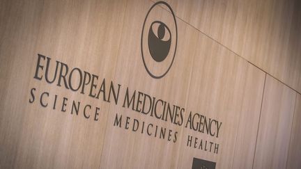 Le logo de l'Agence européenne des médicaments, à l'entrée de son siège à Amsterdam (Pays-Bas), le 15 novembre 2019.&nbsp; (LEX VAN LIESHOUT / ANP / AFP)