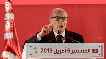 Le président tunisien&nbsp;Béji Caïd Essebsi annonce qu'il ne sera pas candidat à l'élection présidentielle, lors d'un meeting à Tunis, le 6 avril 2019. (FETHI BELAID / AFP)