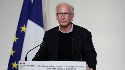 L'immunologiste Alain Fischer lors d'une conférence de presse du gouvernement sur la stratégie de vaccination contre le Covid-19, le 3 décembre 2020, à Paris. (BENOIT TESSIER / AFP)