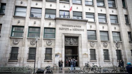 Des proches des victimes du "charnier" du Centre du don des corps de la faculté de Paris-Descartes manifestent devant l'université, le 27 février 2020. (LUC NOBOUT / MAXPPP)