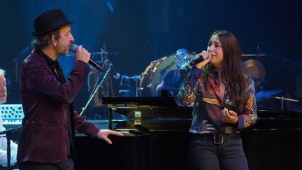 Izia et Arthur H à Bourges pour l'hommage à Jacques Higelin le 18/04/2019 (GUILLAUME SOUVANT / AFP)