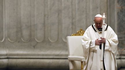 Le pape François tient une bougie alors qu'il préside la veillée du samedi saint de Pâques tenue à huis clos à la basilique Saint-Pierre du Vatican, le 11 avril 2020 (photo d'illustration). (REMO CASILLI / POOL / AFP)