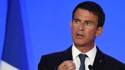 Le Premier ministre Manuel Valls s'exprime lors d'une visite à l'école de gendarmerie de Richemont, à Montluçon (Allier), le 11 août 2016. (PHILIPPE DESMAZES / AFP)