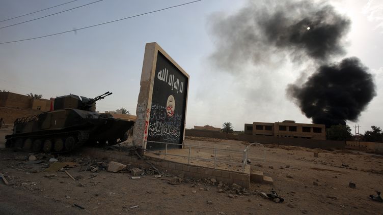 Un panneau avec la bannière de l'Etat islamique dans la ville d'al-Qaim, en Irak, le 3 novembre 2017. (AHMAD AL-RUBAYE / AFP)