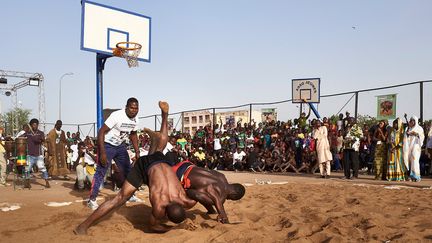 Les lutteurs venus de Sikasso, Mopti, Koulikoro, se sont affrontés pendant trois jours sur le terrain de basketball du quartier de &nbsp;Mécina Coura à Bamako. Dont le célèbre Sénégalais Balla Guèye. (MICHELE CATTANI / AFP)