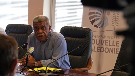 Le président du gouvernement de la Nouvelle-Calédonie Louis Mapou s'exprime devant la&nbsp;presse à Nouméa, le 18 août 2021. (CLOTILDE RICHALET / HANS LUCAS / AFP)