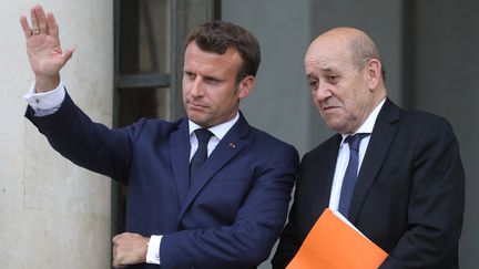 Le président de la République, Emmanuel Macron, et le ministre des Affaires étrangères, Jean-Yves Le Drian, sur le perron de l'Elysée, le 17 juin 2019, à Paris. (LUDOVIC MARIN / AFP)