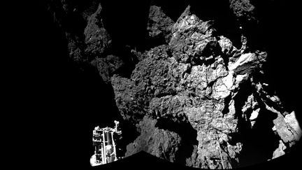 La premi&egrave;re photo de la com&egrave;te Tchouri, envoy&eacute;e par Philae, le 13 novembre 2014. ( ESA / AFP)