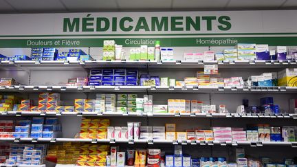 Des médicaments sont proposés&nbsp;par une pharmacie d'Orléans (Loiret), le 11 janvier 2018. (GUILLAUME SOUVANT / AFP)