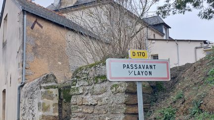 Panneau de signalisation à l'entrée de Passavant-sur-Layon. (VALENTIN DUNATE / FRANCEINFO)