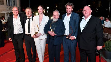 Mike Leigh récompensé à Dinard d'un Hitchcock d'honneur. A ses côtés, l'équipe du film "The Keeper", qui a reçu le Hitchcock d'or et le grand prix du jury de cette édition 2019 (JOEL LE GALL / MAXPPP)