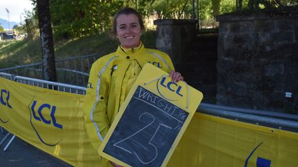 Claire Pedrono officie comme ardoisière sur le Tour de France depuis 2010. (HORTENSE LEBLANC / FRANCEINFO: SPORT)